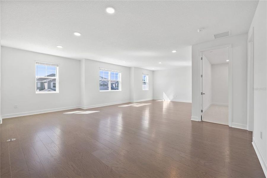 Spacious, unfurnished interior of a new home in , Winter Garden (Image 50).