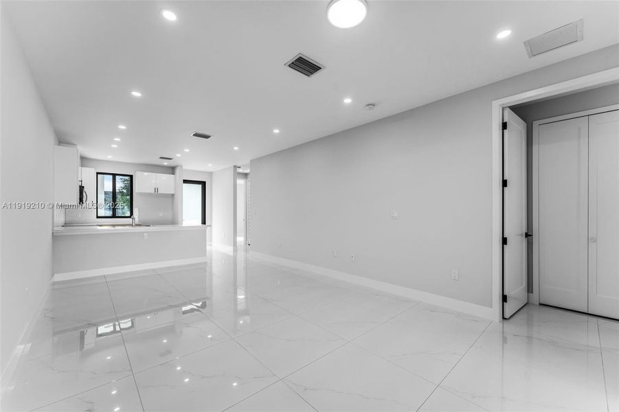 Spacious, unfurnished interior of a new home in , Miami (Image 11).