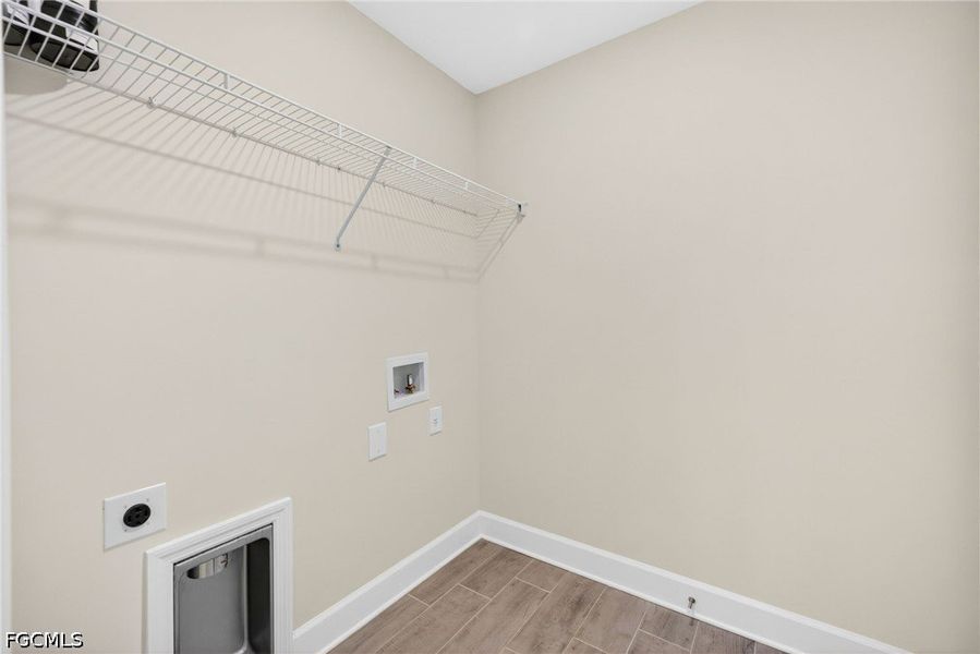 Spacious, unfurnished interior of a new home in Cape Coral, Cape Coral (Image 13).