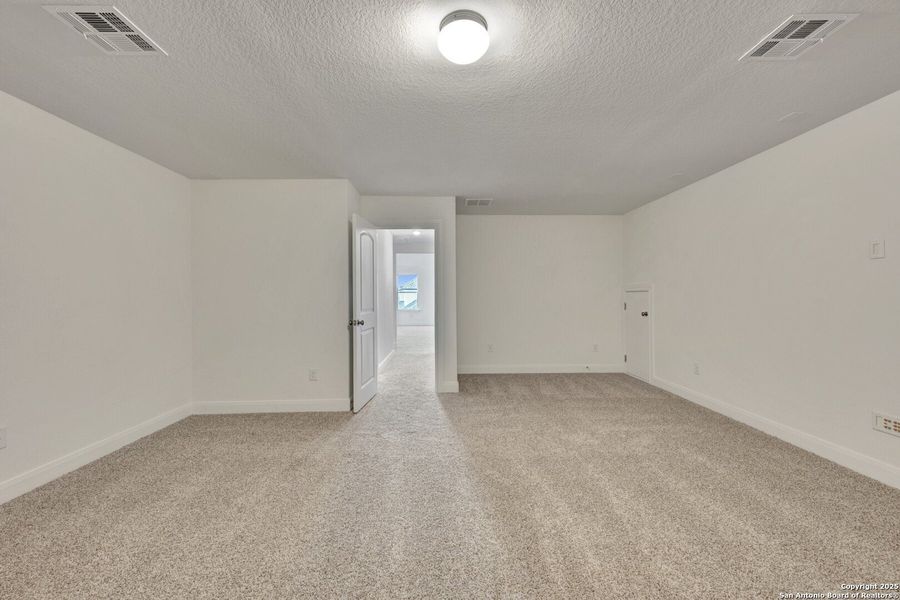 Spacious, unfurnished interior of a new home in Preserve at Annabelle Ranch, San Antonio (Image 35).