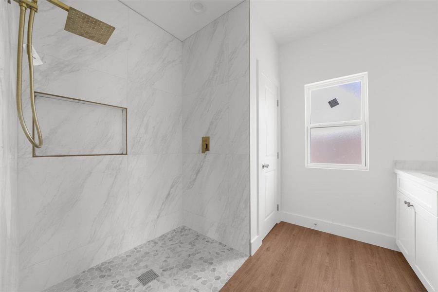 Spacious, unfurnished interior of a new home in , Hempstead (Image 25).