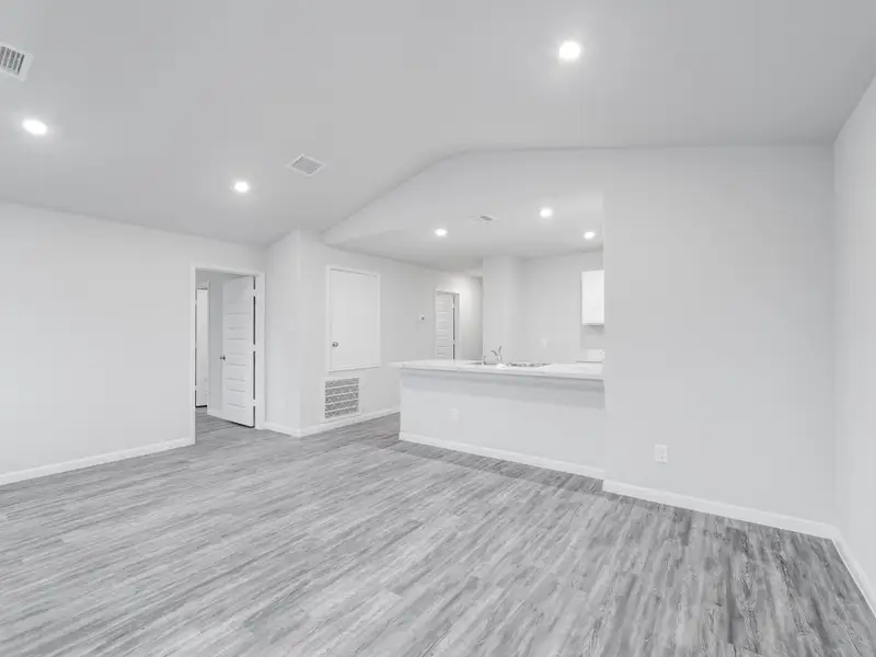 Representative unfurnished interior of a home built from the Yellowstone by National HomeCorp in Poplar Court, Hico (Image 11).