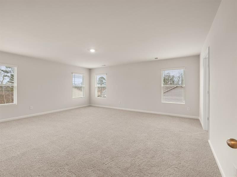 Spacious, unfurnished interior of a new home in Northwoods at Mirror Lake, Villa Rica (Image 38).