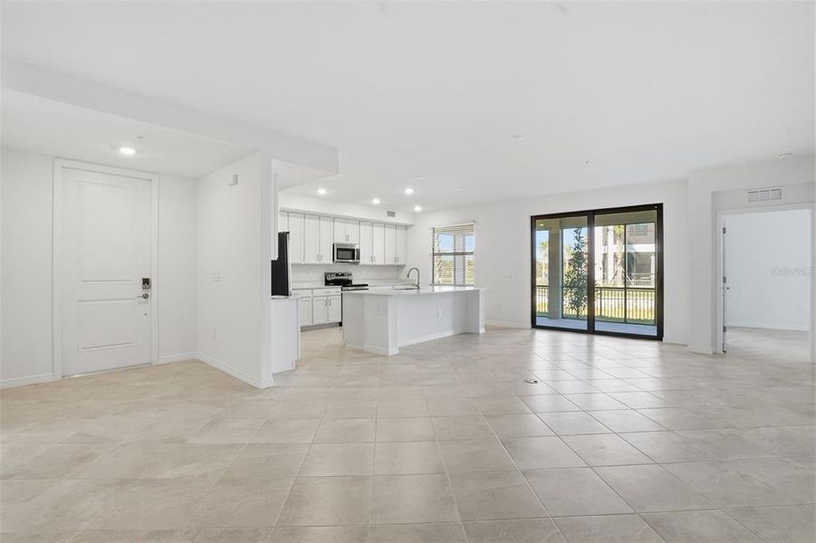 Spacious, unfurnished interior of a new home in Legends Cove, Bradenton (Image 14).