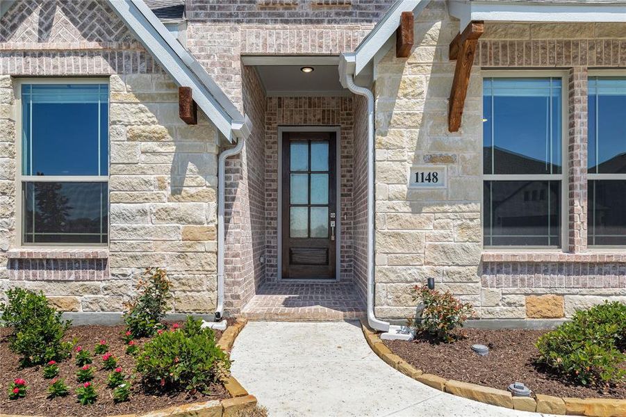 Exterior details and patio area of a home in Chaparral Park, Oak Point (Image 22).