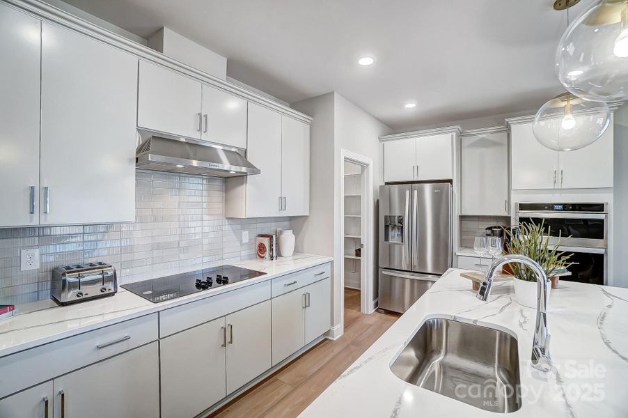 Photo representation - options, colors & selections may differ.