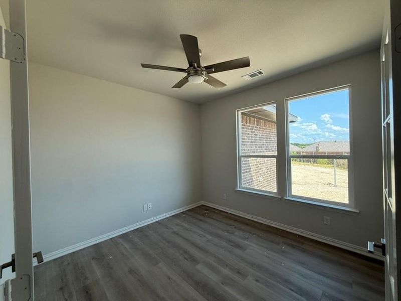 Spacious, unfurnished interior of a new home in Waterford Park, Weatherford (Image 9).