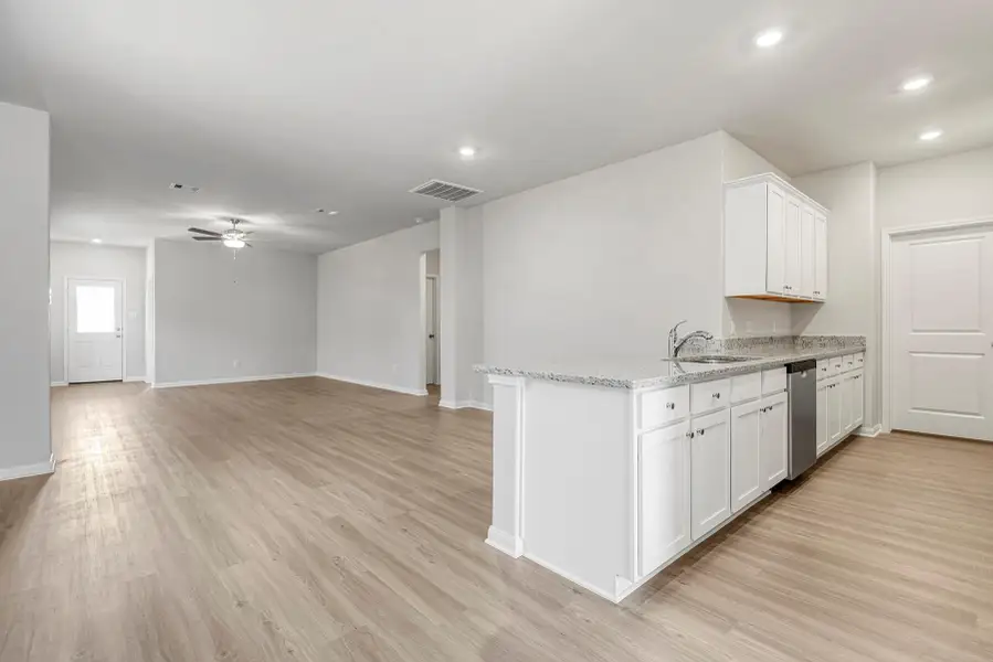 Spacious, unfurnished interior of a new home in Wayside Village, Houston (Image 8).