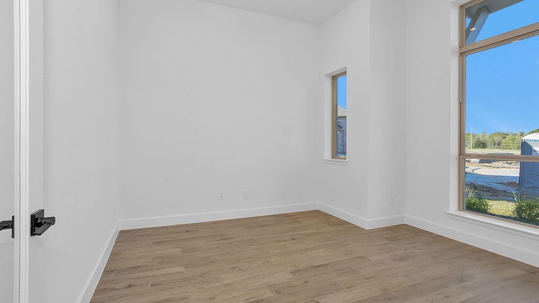 Spacious, unfurnished interior of a new home in Valencia 50', Manvel (Image 10).