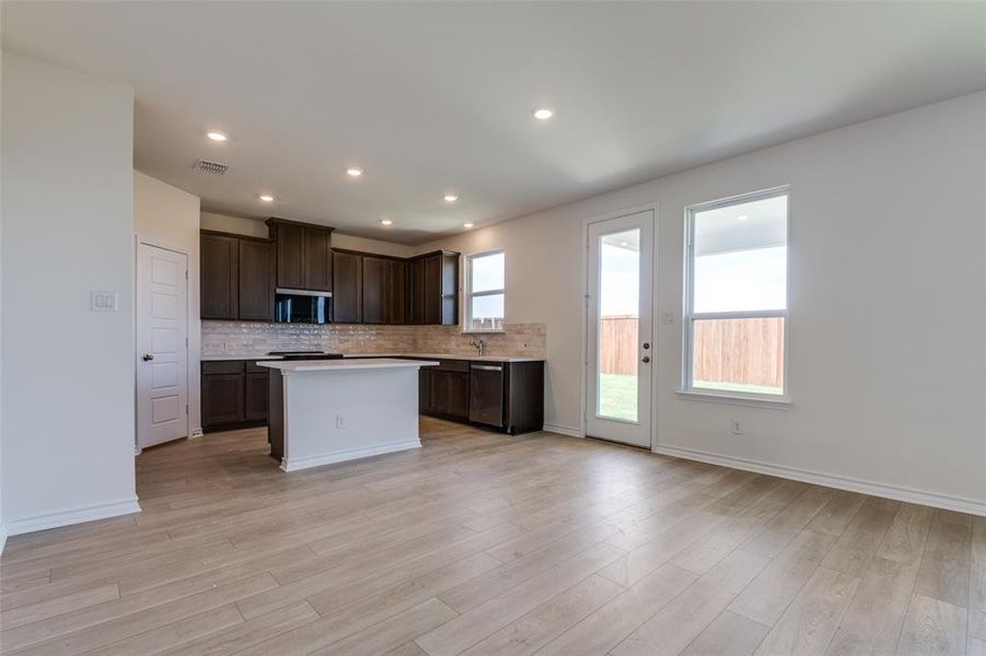 Spacious, unfurnished interior of a new home in Cottonwood Creek, Seagoville (Image 18). Spacious, unfurnished interior of a new home in Cottonwood Creek, Seagoville (Image 18).