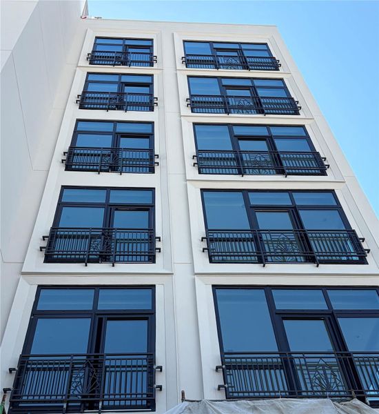 Condo located in Houston, TX showcasing its design and architecture (Image 14).