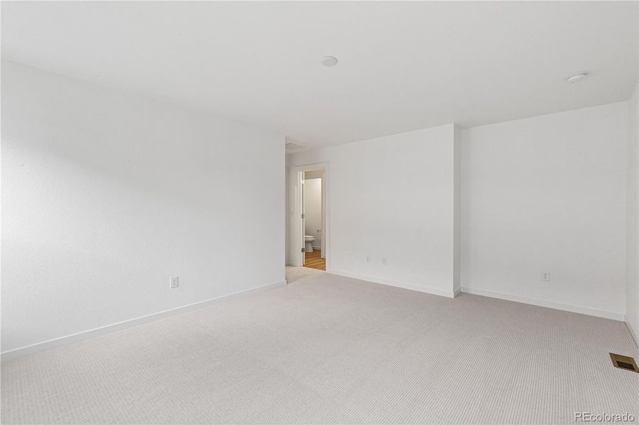 Spacious, unfurnished interior of a new home in Timnath Lakes, Timnath (Image 9).