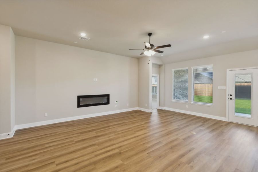 Spacious, unfurnished interior of a new home in Summer Crest, Fort Worth (Image 9).