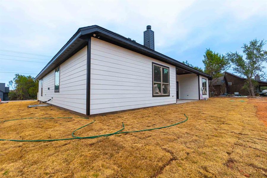 Exterior details and patio area of a home in , Granbury (Image 19).