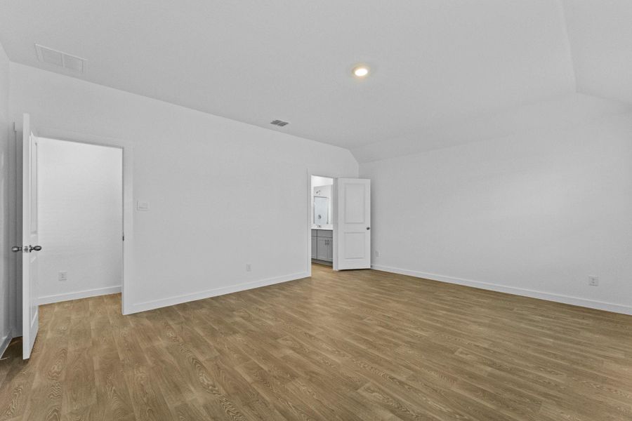 Spacious, unfurnished interior of a new home in Sonoma Oaks, Fredericksburg (Image 31).