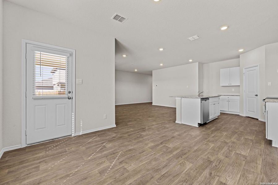 Spacious, unfurnished interior of a new home in Stonehill, San Antonio (Image 26).