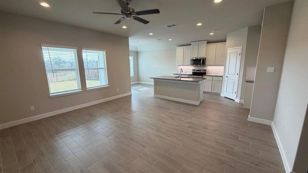 Spacious, unfurnished interior of a new home in Shannon Creek, Burleson (Image 9). Spacious, unfurnished interior of a new home in Shannon Creek, Burleson (Image 9).