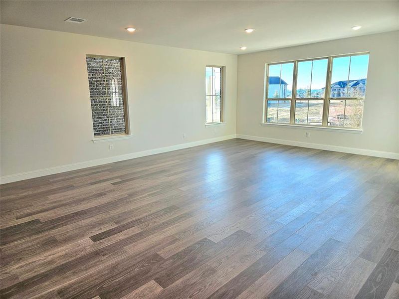 Spacious, unfurnished interior of a new home in Bayside, Rowlett (Image 6).