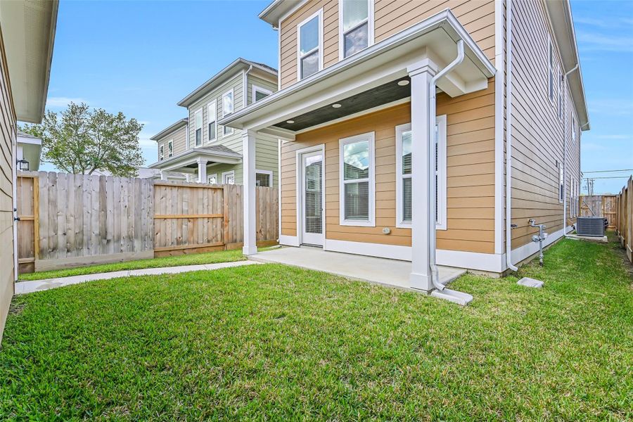 Exterior details and patio area of a home in Pearland Old Townsite, Pearland (Image 28).
