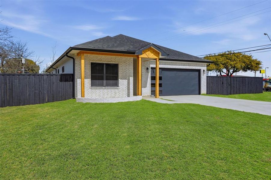 Exterior details and patio area of a home in , Farmers Branch (Image 20).