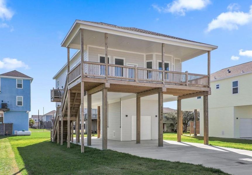 Exterior details and patio area of a home in , Galveston (Image 20).