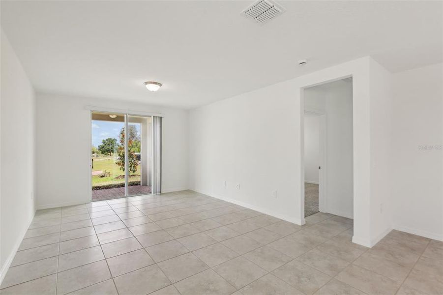 Spacious, unfurnished interior of a new home in Eden Hills, Lake Alfred (Image 15).