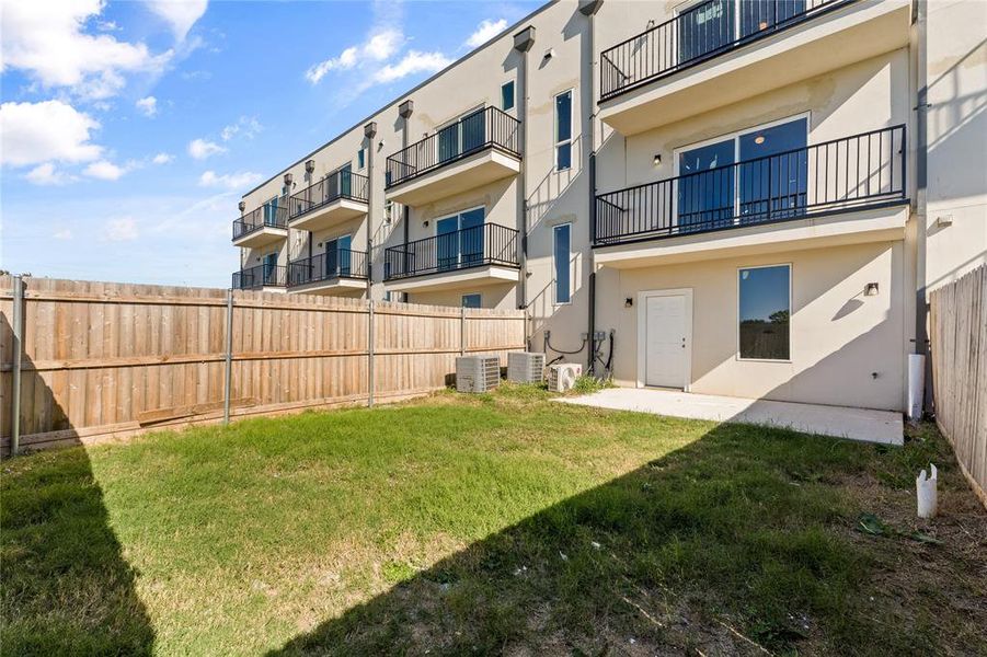 Exterior details and patio area of a home in , Irving (Image 17).