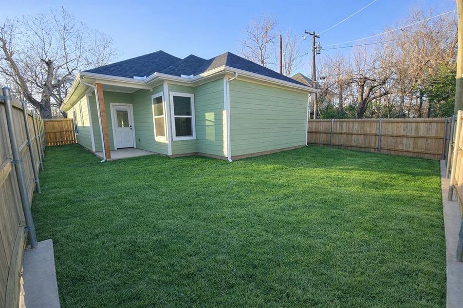 Exterior details and patio area of a home in , Denison (Image 20).