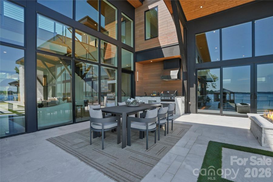 Outdoor Dining/Grill Area