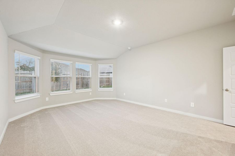 Spacious, unfurnished interior of a new home in Stewart's Ranch, Conroe (Image 28).