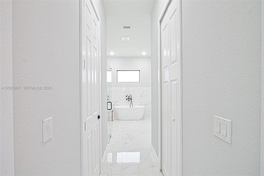 Spacious, unfurnished interior of a new home in , Cape Coral (Image 23).