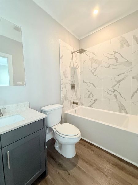 2nd bathroom with tile surround