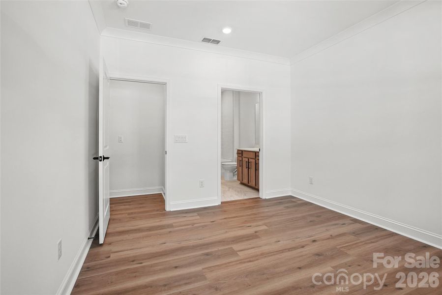 Guest bedroom with en-suite!