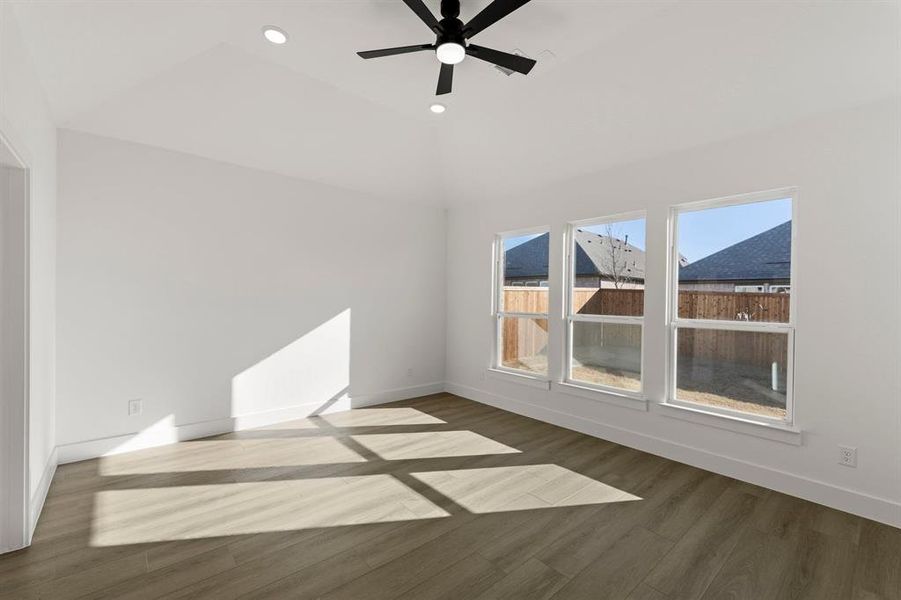 Spacious, unfurnished interior of a new home in Edgewood Creek, Celina (Image 24).