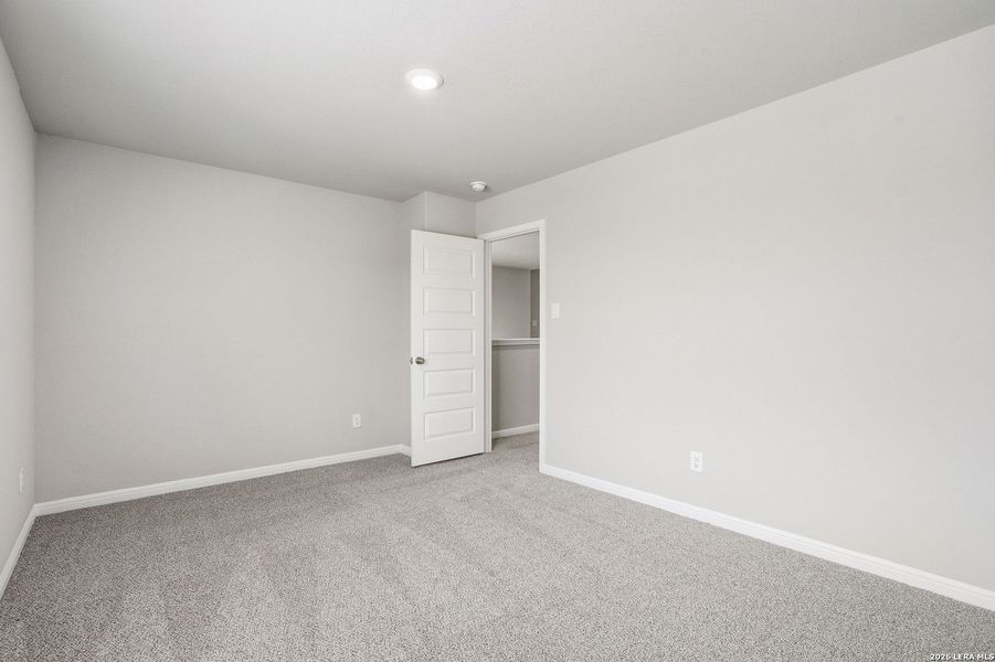 Spacious, unfurnished interior of a new home in Timber Creek, San Antonio (Image 28).