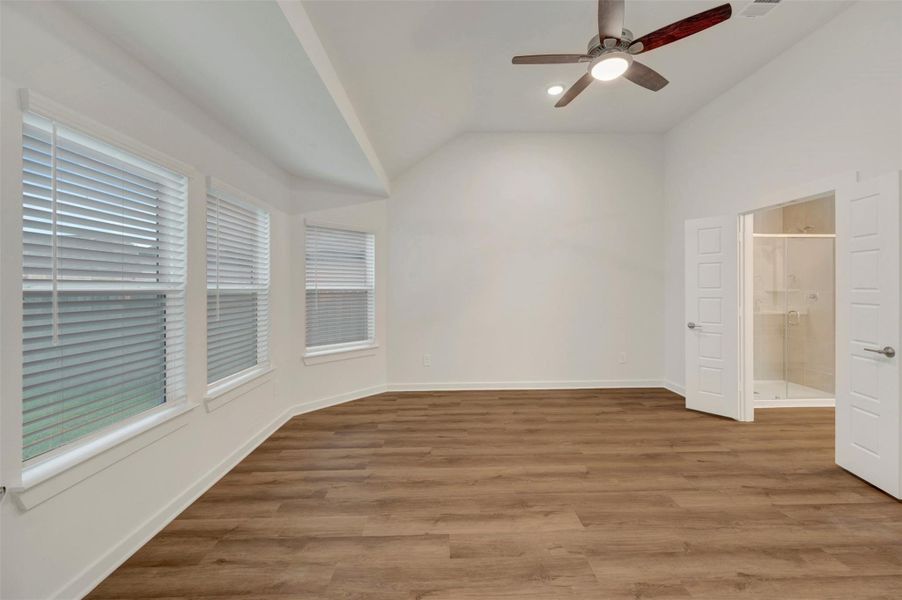 Spacious, unfurnished interior of a new home in Lone Star Landing, Montgomery (Image 20).