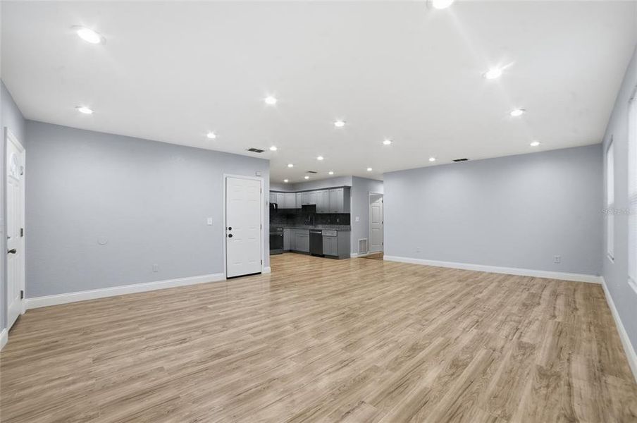 Spacious, unfurnished interior of a new home in , Orlando (Image 13).