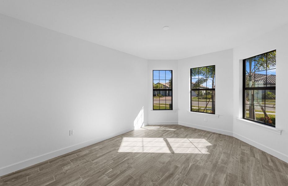 Spacious, unfurnished interior of a new home in Del Webb Naples, Ave Maria (Image 18).