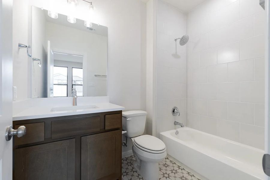 Lynmar II B Bathroom 4