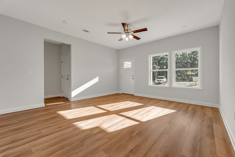 Spacious, unfurnished interior of a new home in Live Oak Cottages, Freeport (Image 17).