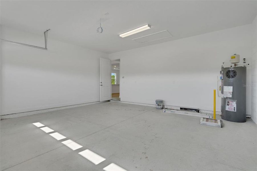 Spacious, unfurnished interior of a new home in Reserve at Hammock Oaks, Lady Lake (Image 20).