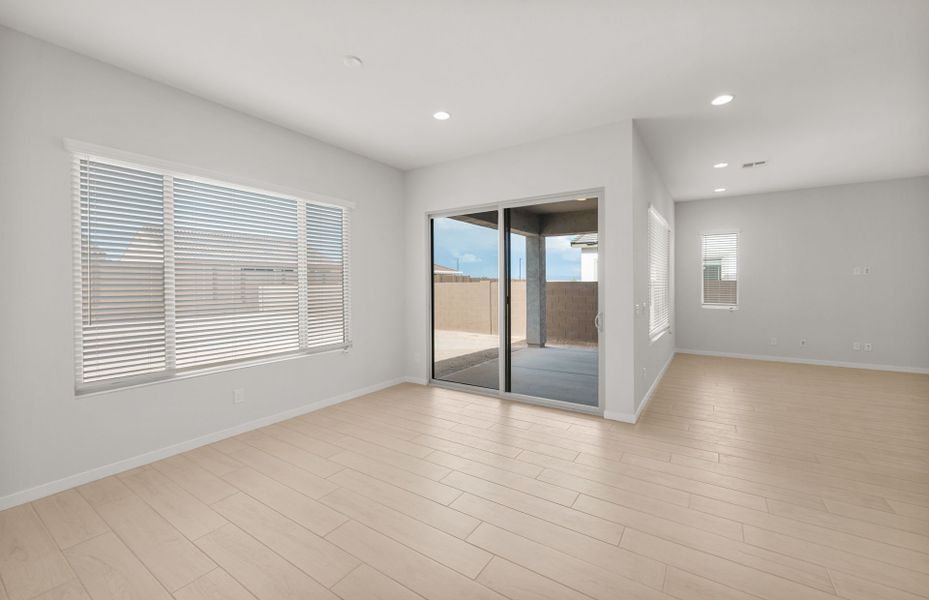 Spacious, unfurnished interior of a new home in Sun City Anthem at Merrill Ranch, Florence (Image 26).