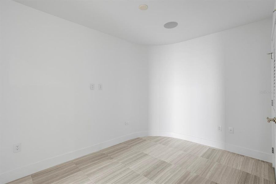 Spacious, unfurnished interior of a new home in , Tampa (Image 83).