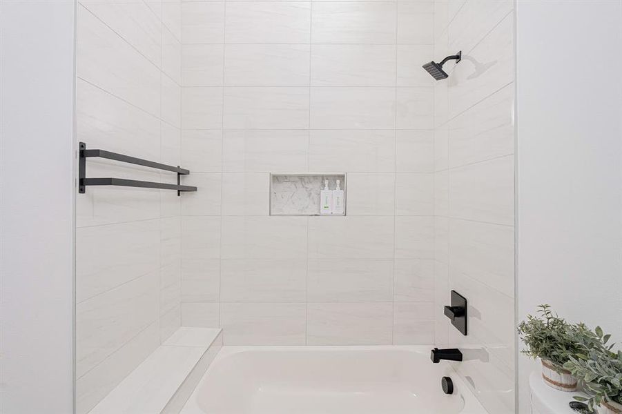 Bathroom with tiled shower / bath combo