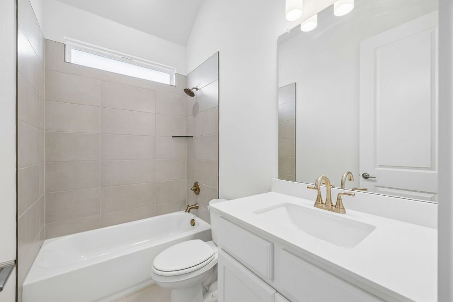 Furnished interior view inside a new home in Lakeway Estates, Waxahachie (Image 13).