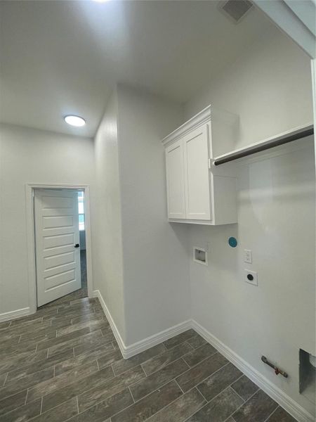 Spacious, unfurnished interior of a new home in , Anahuac (Image 14).