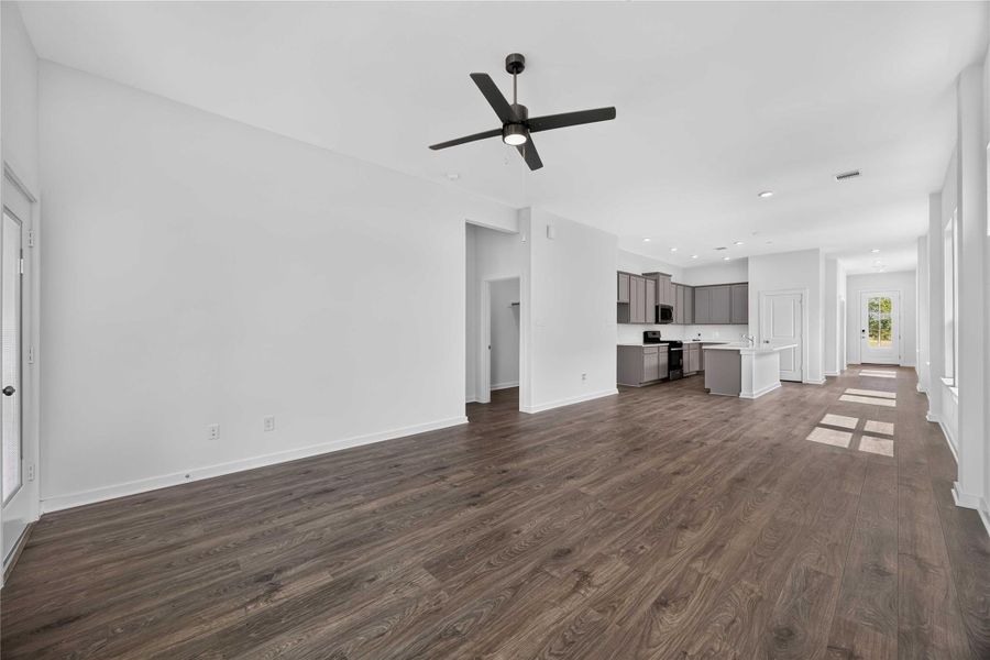 Spacious, unfurnished interior of a new home in La Segarra 40', Brookshire (Image 14).
