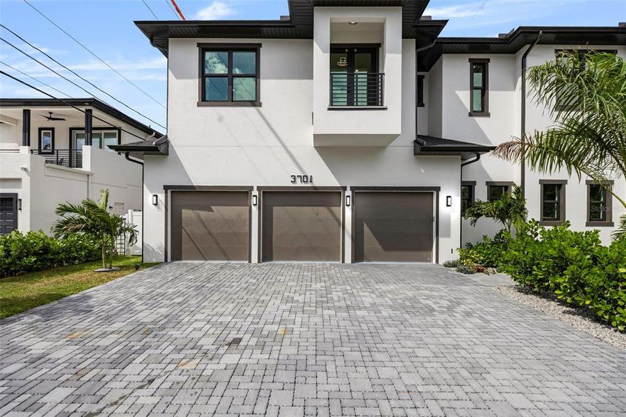Exterior details and patio area of a home in , Tampa (Image 27).