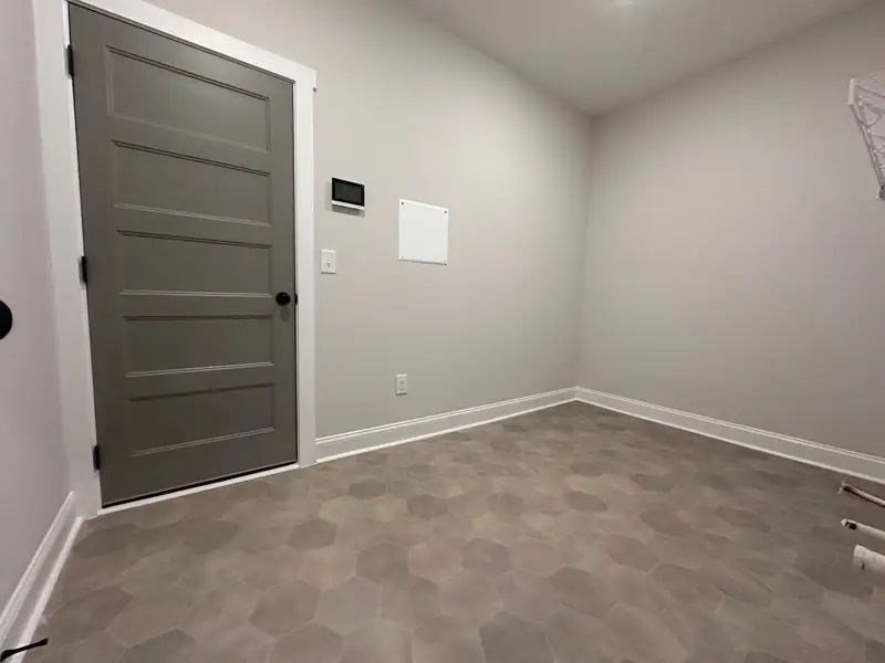 Spacious, unfurnished interior of a new home in Dove Creek, LaGrange (Image 15).