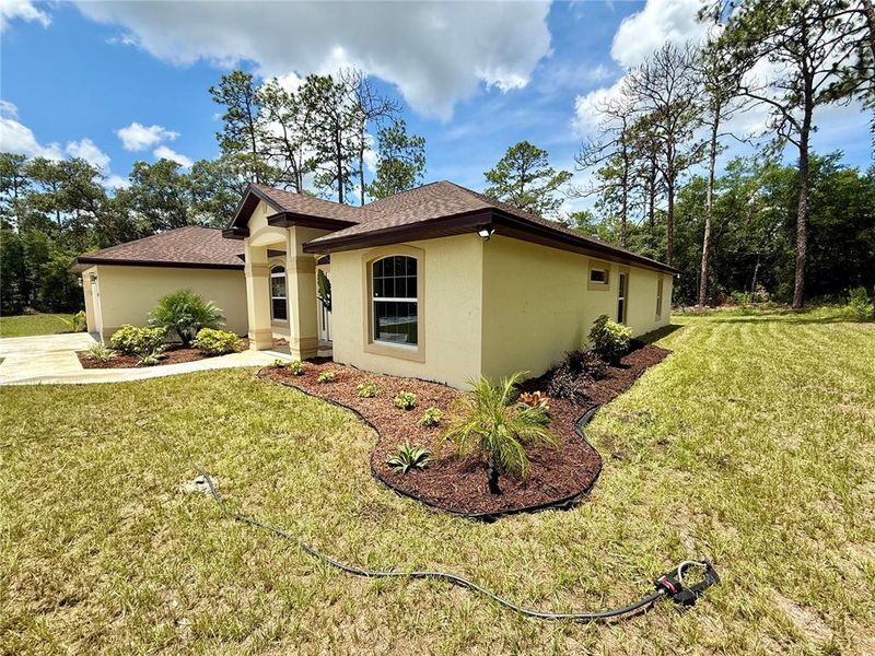 Exterior details and patio area of a home in , Dunnellon (Image 4).